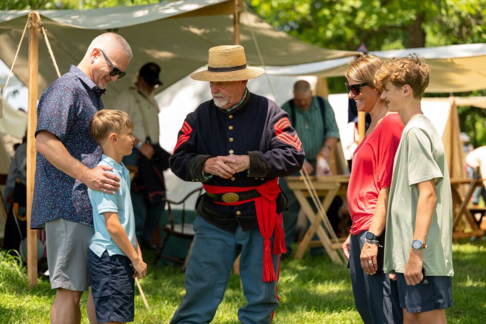 A family talking with a historical reenactor at Gettysburg